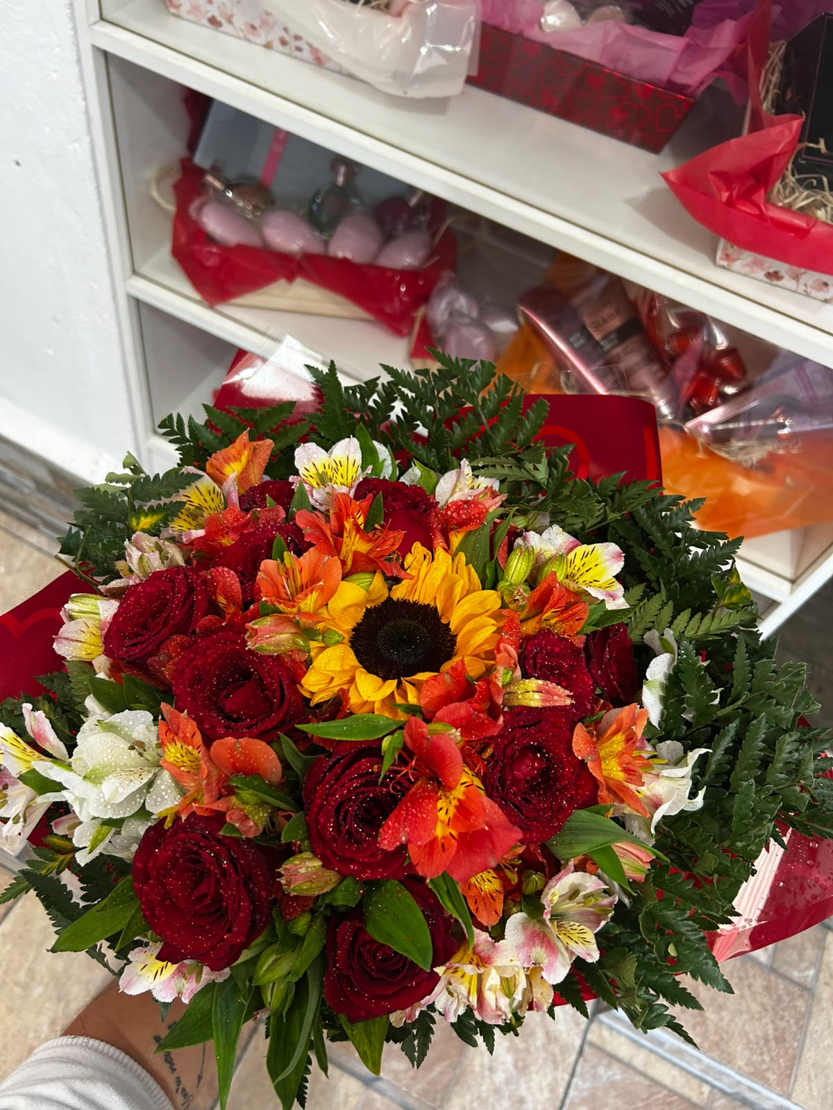 Comprar Buquê com 12 Rosas e Girassol na Itaqua Flores